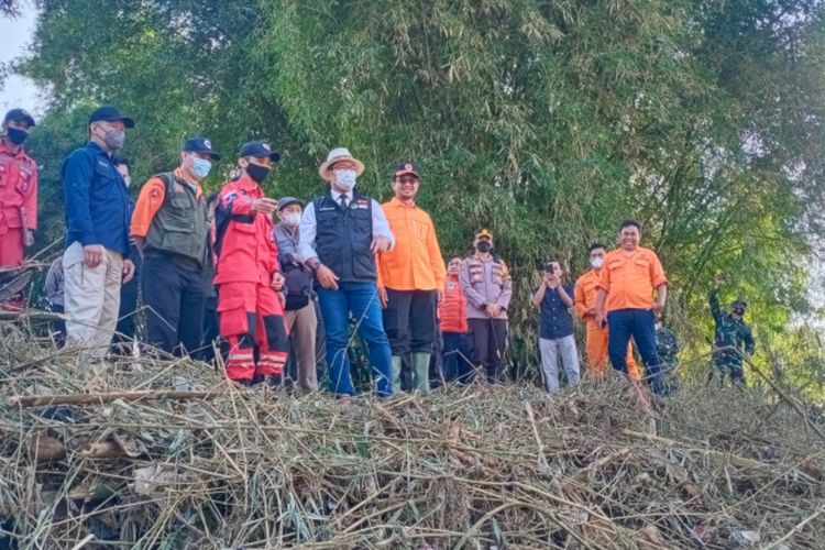 Gubenrur Jawa Barat Ridwan Kamll didsmpingi Wakil Bupati Garut Helmi Budiman saat meninjau lokasi jembatan gantung yang roboh akibat bannir bandang Sungai Cimanuk, Kamis (21/07/2022)