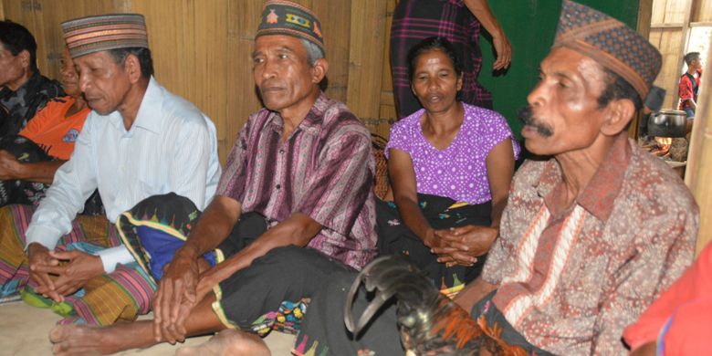 Tua-tua adat Suku Saghe sedang torok manuk atau tutur adat di  Mbaru Gendang atau rumah adat Saghe untuk menyambut kaum perempuan yang sah menjadi anggota Suku Saghe, Jumat (2/11/2018).