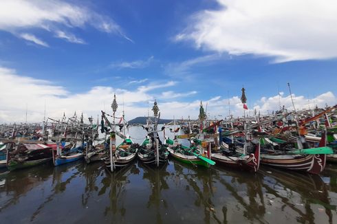 Hasil Tangkapan Ikan di Banyuwangi Sedikit, Pembeli Berbaris di Pantai Menunggu Nelayan 