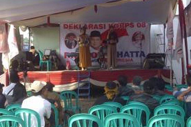 Para perajin bordir, Apdesi, HKTI dan KTNA Tasikmalaya, yang tergabung dalam Komunitas Relawan Prabowo Subianto (Korps) 08 menggelar deklarasi dukung Prabowo-Hatta di Singaparna, Kabupaten Tasikmalaya, Senin (9/6/2014) sore.