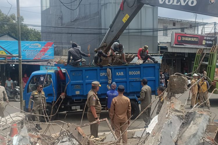Satpol PP membongkar lapak pedagang di persimpangan Jalan Raya Babakan, Kecamatan Dramaga, Kabupaten Bogor, Senin (8/12/2025). Dok satpol pp