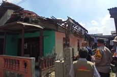 Konstruksi Bangunan Sudah Lapuk, Atap Rumah di Mekarjaya Depok Ambruk