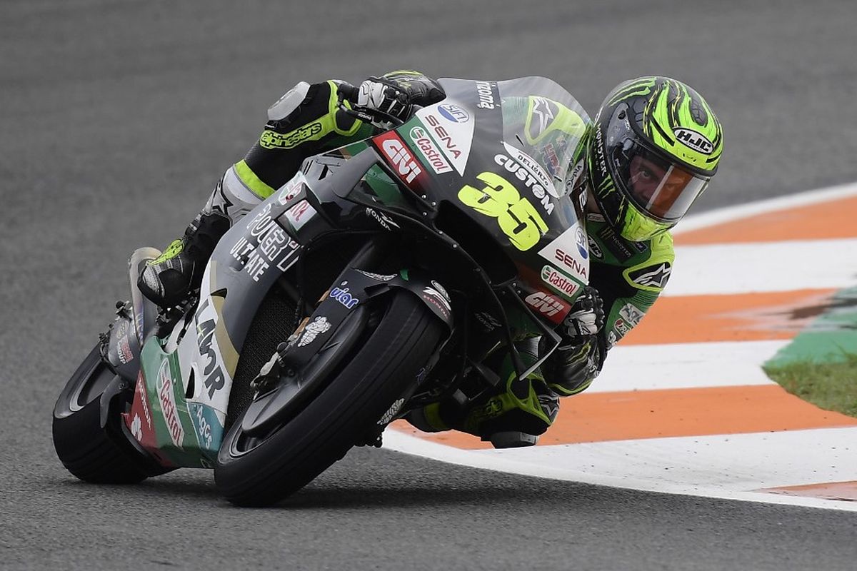 Cal Crutchlow saat berlaga di MotoGP Eropa. (Photo by JOSE JORDAN / AFP)