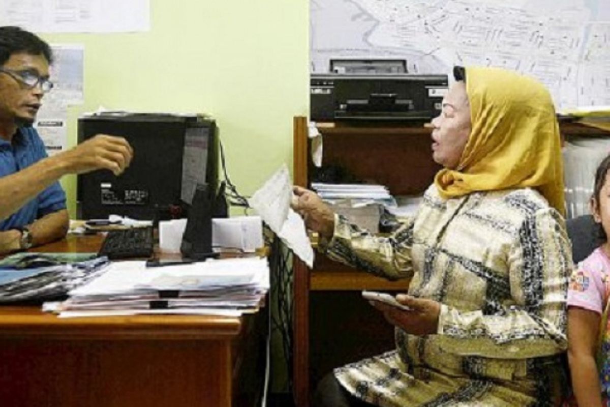 Anggota Panitia Pemungutan Suara (PPS) Pluit melayani warga yang mendaftar di posko pendaftaran pemilih untuk pemungutan suara putaran kedua di kantor Kelurahan Pluit, Jakarta Utara, Kamis (9/3). Pendaftaran pemilih sudah dibuka sejak Senin lalu. Warga yang hendak memastikan dapat memilih pada putaran kedua bisa mengecek melalui posko-posko pendaftaran di kelurahan. 