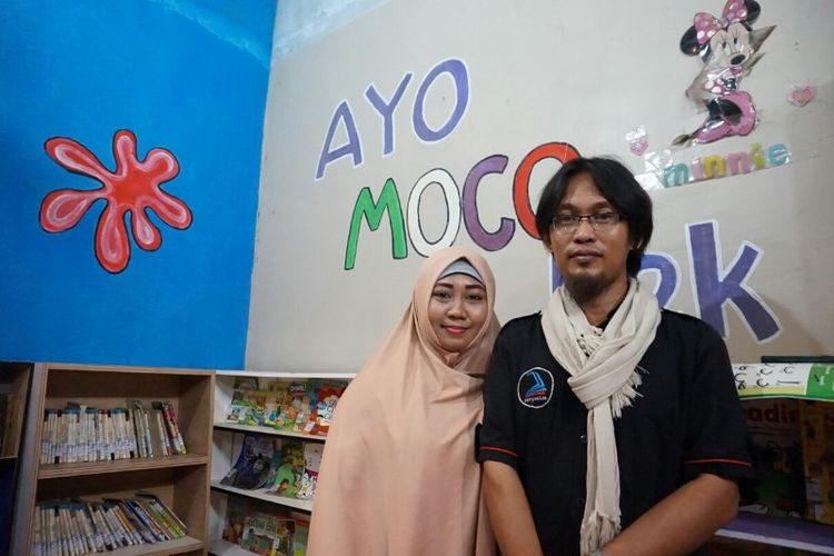 Muhammad Fauzi dan Imroatul Mufidah, istrinya yang mengelola Yayasan Bustanul Hikmah yang menyediakan rumah baca untuk anak-anak di Desa Sukorejo, Buduran, Sidoarjo.