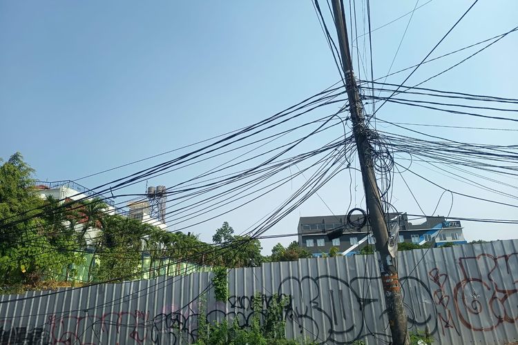Kabel Fiber Optik Semrawut di Cirendeu Tangsel Tak Kunjung Ditata, Warga Khawatir Tiang Ambruk