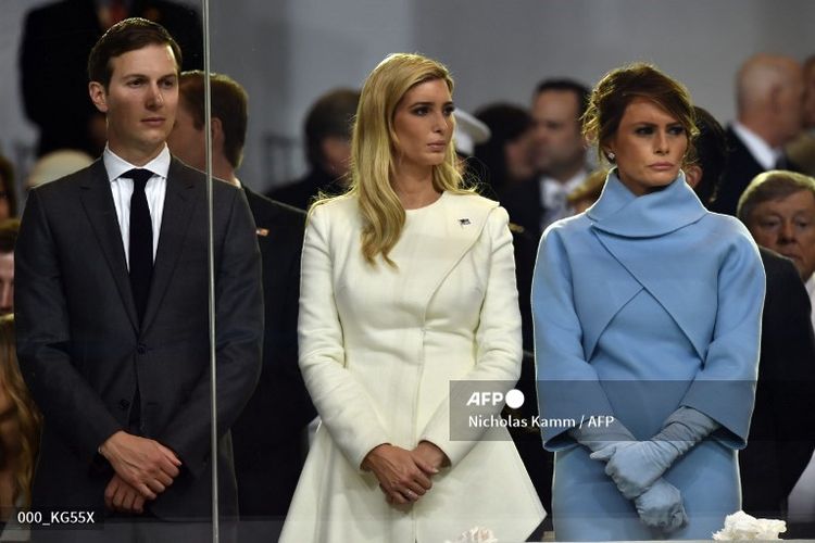 (Paling kiri ke kanan) Jared Kushner, Ivanka Trump, dan ibu negara Melania Trump pada pelantikan Presiden Donald Trump di US Capitol, Washington DC, AS, 20 Januari 2017.