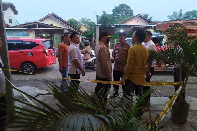 Lokasi dua orang begal dipukuli massa di Jalan RA Basyid Raya, Lampung Selatan, Jumat (24/6/2022). Seorang bocah dikabarkan terkena peluru nyasar.