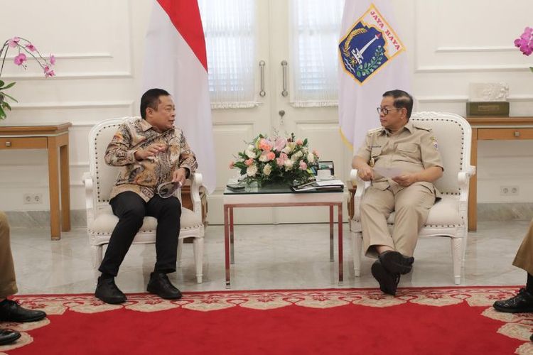 Direktur Utama PT Telkom Indonesia Ririek Adriansyah bertemu Gubernur DKI Jakarta Pramono Anung. 