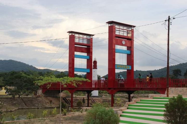 Replika jembatan Ampera Palembang di taman wisata keluarga BMW Muntok.