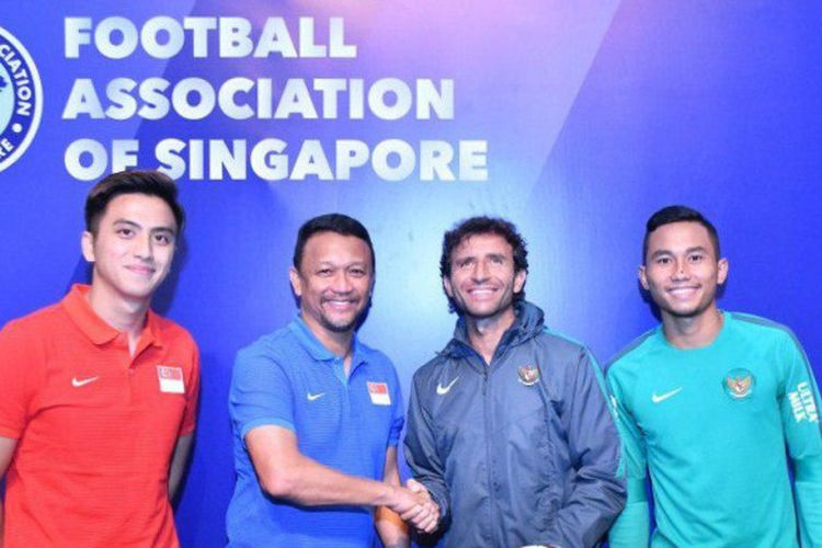 Pelatih Timnas U-23 Singapura, Fandi Ahmad (kedua dari kiri) didampingi kapten Illyas Lee (paling kiri) bersama pelatih Timnas U-23 Indonesia, Luis Milla (kedua dari kanan), yang didampingi Ricky Fajrin (paling kanan) dalam konferensi pers menjelang laga persahabatan kedua tim, Selasa (20/3/2018)
