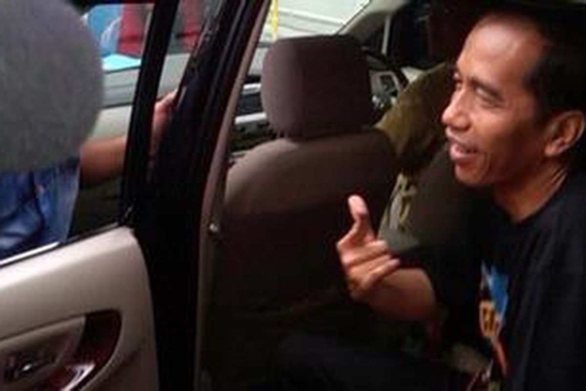 Gubernur DKI Jakarta, Joko Widodo, sempat menunjukkan t-shirt berwarna hitam bergambar tengkorak, lambang dari  Guns N' Roses sebelum bertolak menonton konser band tersebut, Minggu (16/12/2012) di Mata Elang International Stadium, Ancol, Jakarta.