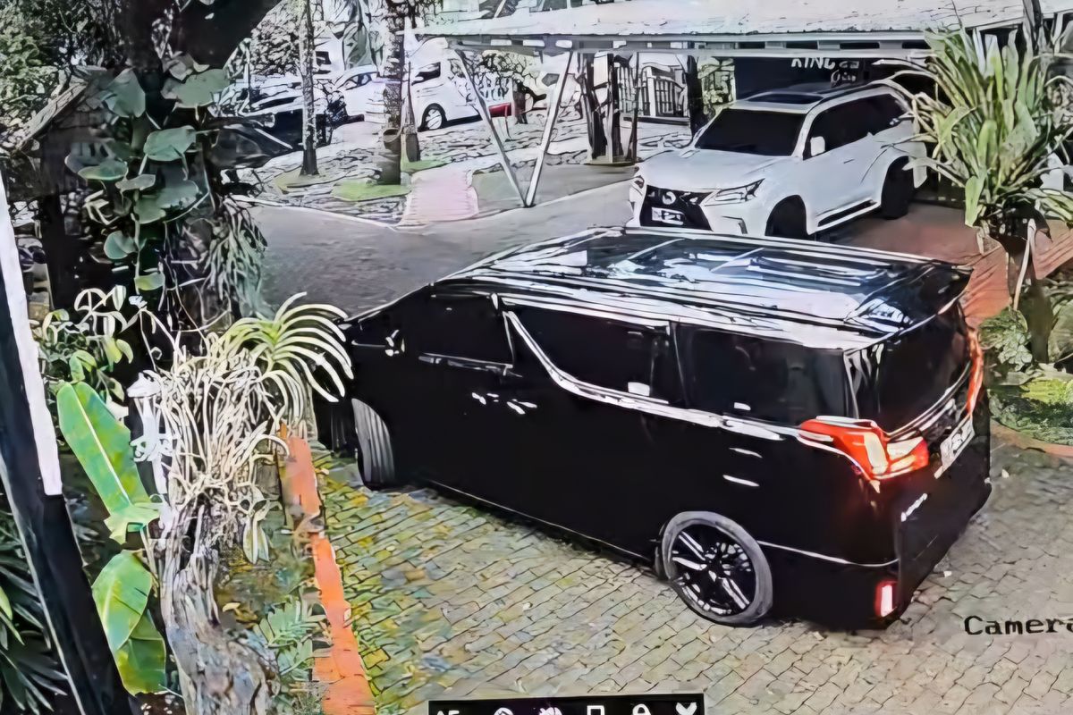 Penampakan mobil Toyota Alphard yang dikemudikan Brigadir RAT sebelum mengakhiri hidupnya dengan cara menembakkan pistol ke arah kepala di Jalan Mampang Prapatan Raya, Jakarta Selatan, Kamis (25/4/2024).