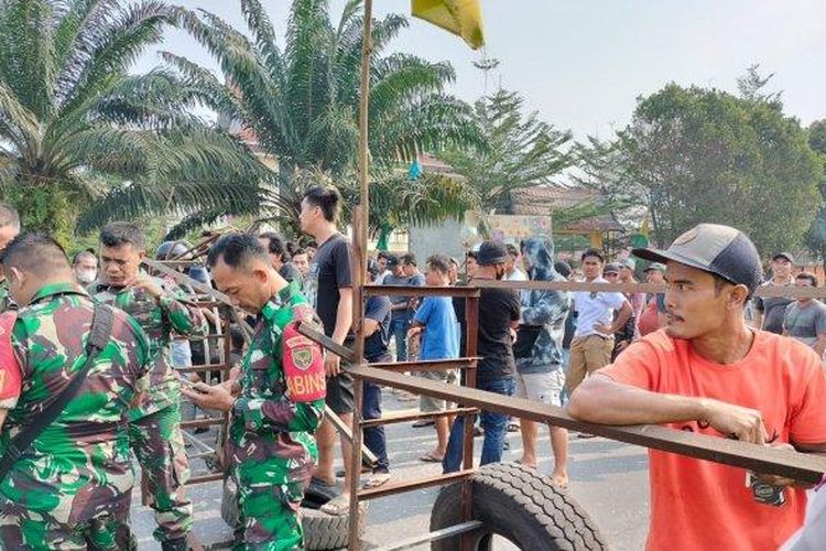 Aksi pemblokiran jalan raya di Kecamatan Mandiangin, Kabupaten Sarolangun hingga kini masih berlangsung, Senin (30/10/2023).

