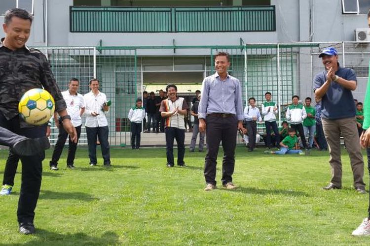 Menteri Pemuda dan Olahraga Imam Nahrawi (kiri) saat aksi juggling di lapangan milik Aji Santoso International Football Academi (Asifa) Kota Malang, Minggu (5/2/2017)