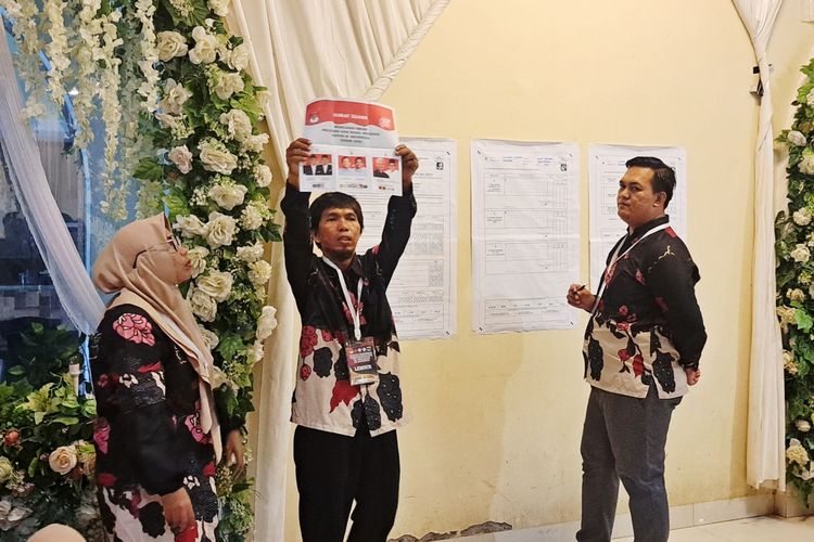Lemsur Ketua KPPS TPS 001 Kelurahan Sawerigading, Kecamatan Ujung Pandang, Makassar, saat membuka surat suara Pilres, Rabu (14/2/2024).