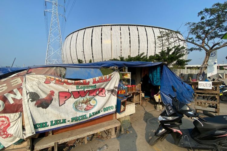 Tenda warga Kampung Susun Bayam yang bertahan di dekat Jakarta International Stadium (JIS) pada Selasa (15/8/2023).