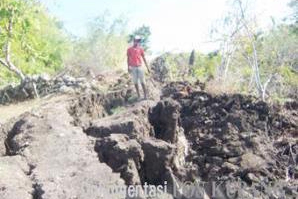 Inilah lokasi tanah longsor yang setiap hari terus bertambah lebar di Desa Tolnaku, Kabupaten Kupang. Gambar diambil hari Rabu (10/6/2009).