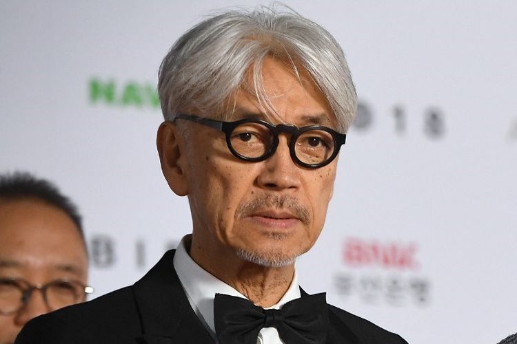 Komposer legendaris asal Jepang, Ryuichi Sakamoto, menghadiri upacara pembukaan Busan International Film Festival (BIFF) ke-23 di Busan Cinema Center, Busan, pada 4 Oktober 2018. Musisi peraih Grammy Awards dan Piala Oscar tersebut meninggal dunia pada 28 Maret 2023.