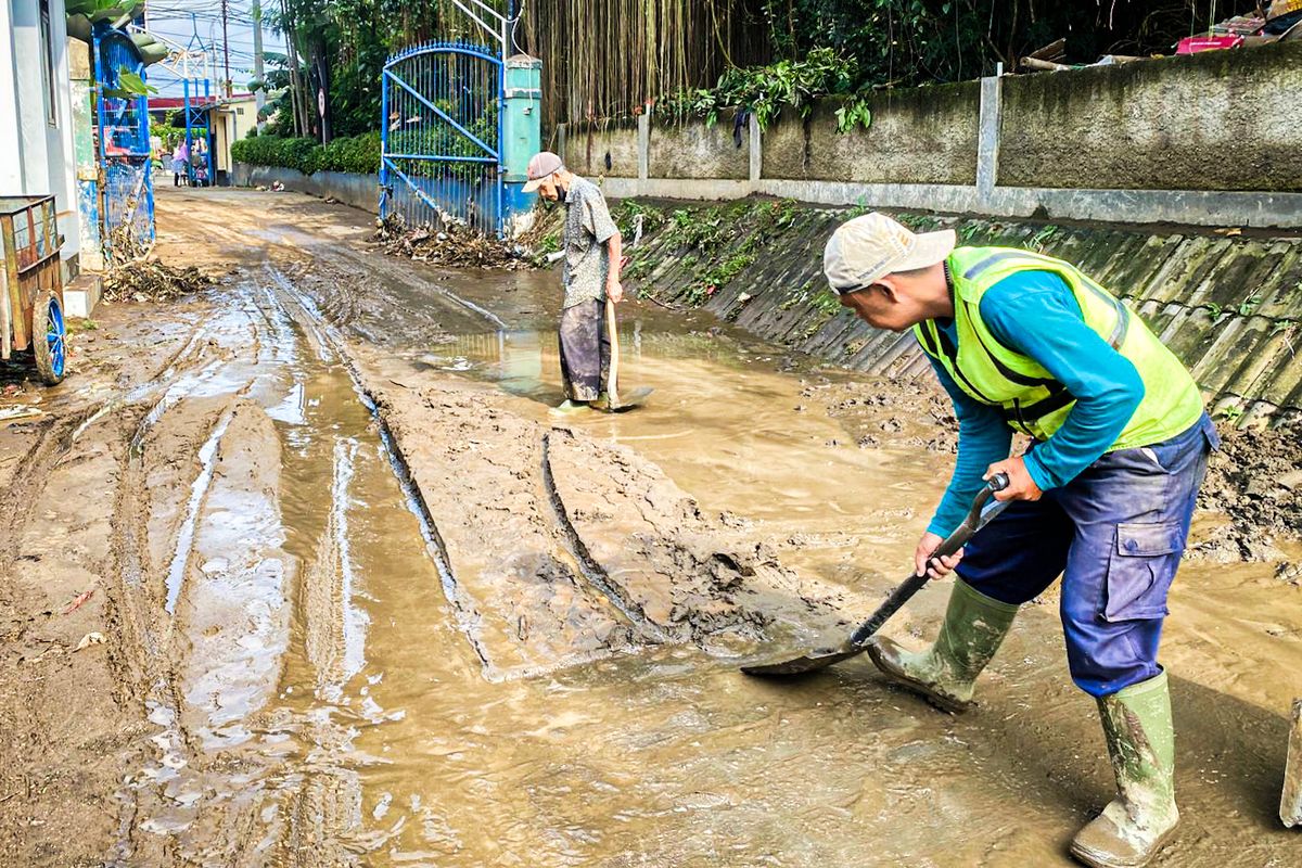 Sejumlah warga membersihkan lumpur sisa banjir di Perumahan Graha Indah,  Kecamatan Cicendo, Kota Bandung, Jawa Barat, Kamis (3/7/2025).
