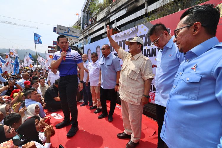 Calon presiden (capres) nomor urut 2, Prabowo Subianto menyapa warga dan pedagang di Pasar Raya Padang, Sumatera Barat (Sumbar), Sabtu (9/12/2023). 