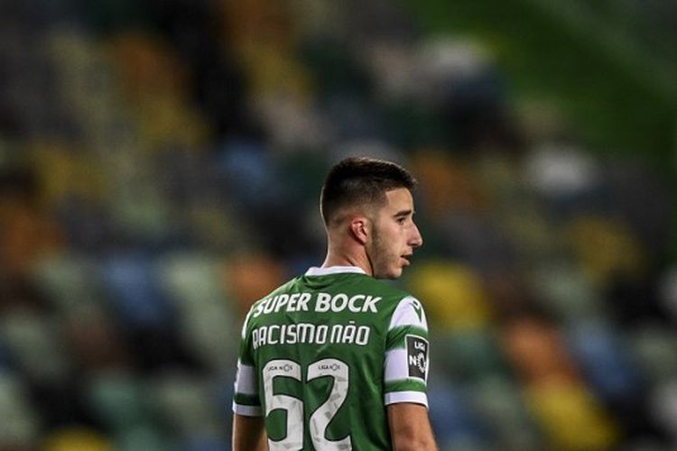 Bek Portugal Goncalo Inacio saat membela Sporting CP pada Liga Portugal melawan Vitoria Guimarae di Stadion Jose Alvalade, Lisbon, 20 Maret 2021.