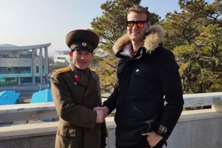 Tur Rowan Beard mencakup sesi foto bersama prajurit Korea Utara.