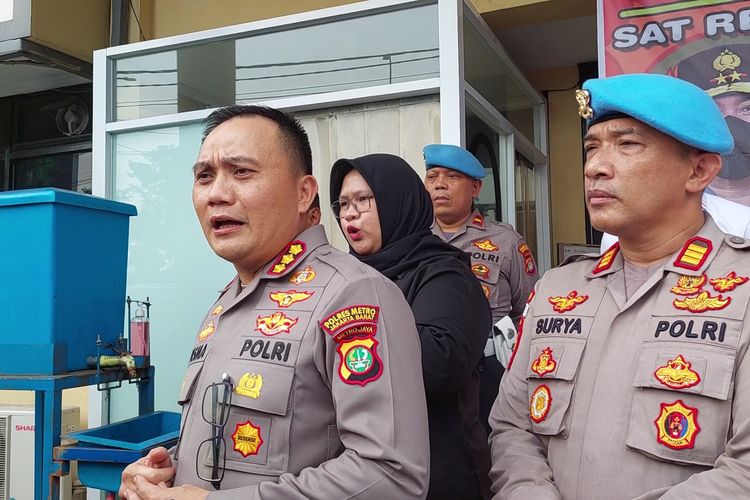 Kapolres Metro Jakarta Barat Kombes Pol Pasma Royce mengatakan komplotan pencuri sepeda motor menyasar anak-anak di bawah umur yang sedang mengendarai motor. 