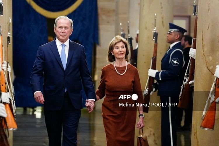 Pesona Laura Bush dengan Kalung Mutiara Saat Hadiri Pelantikan Donald Trump