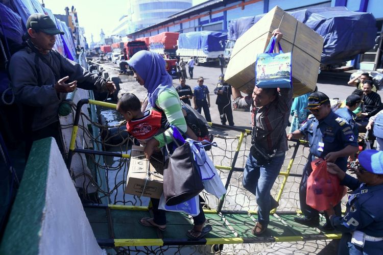 Peserta mudik gratis kapal laut Provinsi Jawa Timur naik ke kapal yang akan membawa mereka ke Pulau Masalembo di pelabuhan Tanjung Perak, Surabaya, Minggu (18/6/2017). 