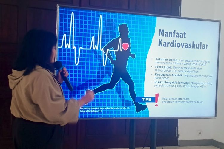 Dokter Subspesialis Kedokteran Olahraga di RSUI, Listya Tresnanti Mirtha menjelaskan manfaat lari bagi kesehatan di Jakarta pada Selasa (9/9/2025).