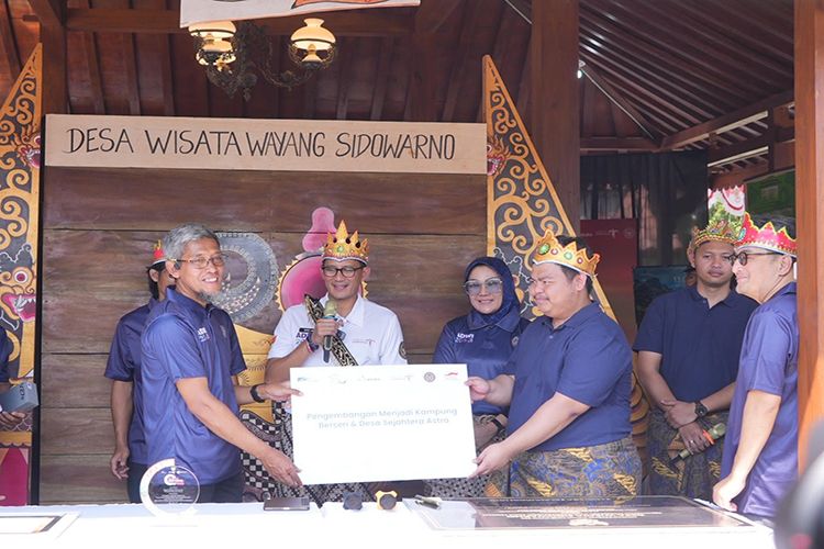 Menteri Pariwisata dan Ekonomi Kreatif Sandiaga Uno mengunjungi Desa Wisata Sidowarno, Kecamatan Wonosari, Kabupaten Klaten, Jawa Tengah, Minggu (4/6/2023). 