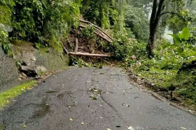 Material longsor menutup badan jalan, Rabu (20/5/2020) sehingga akses kendaraan dari kedua arah di jalur lintas provinsi di Kabupaten Cianjur, Jawa Barat ini lumpuh total.