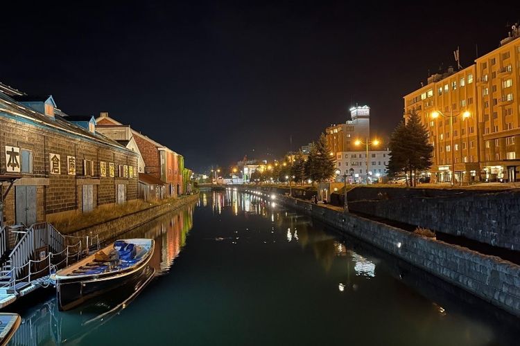Otaru Canal pada malam hari yang indah diterangi oleh lampu-lampu gas. 