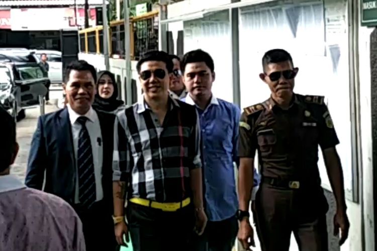 Pablo Benua (baju kotak-kotak, Galih Ginanjar, dan Rey Utami saat tiba di Pengadilan Negeri Jakarta Selatan, Senin (3/2/2020)
