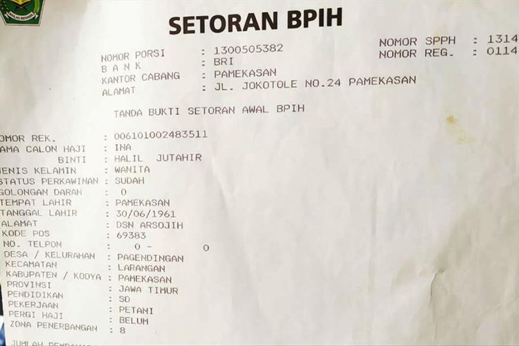 Bukti setoran haji Ina Binti Halil Jutahir (58) yang gagal berangkat haji tahun ini. Kegagalannya menyebabkan enggan bertemu dengan orang lain, kecuali keluarganya sendiri.