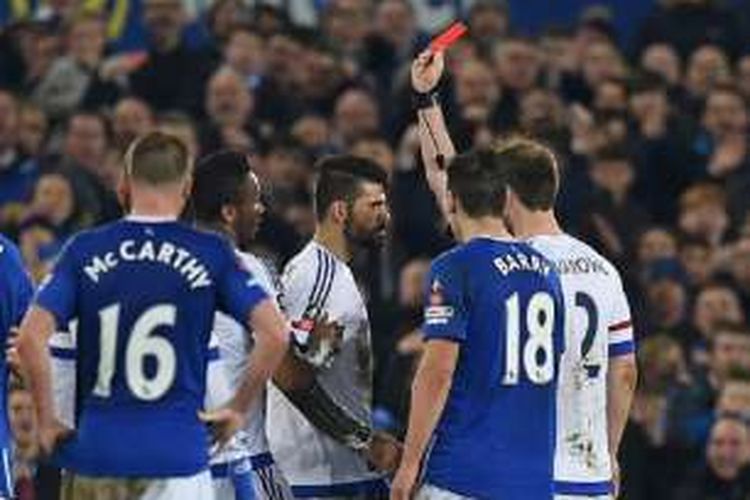 Diego Costa dikartu merah wasit pada perempat final Piala FA antara Everton dan Chelsea di Goodison Park, Sabtu (12/3/2016).
