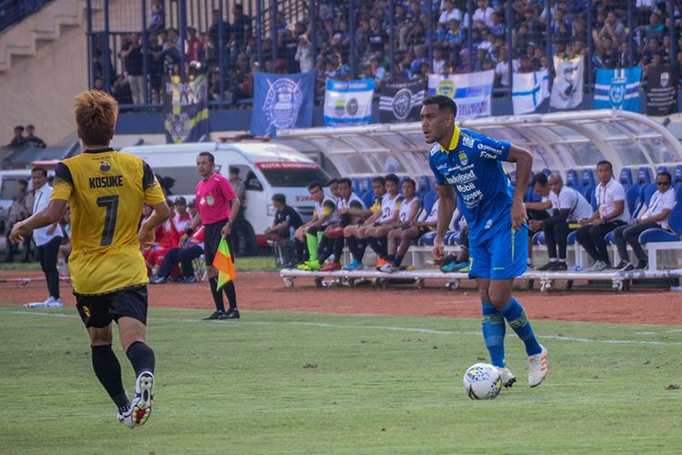 Gelandang Persib Bandung, Omid Nazari. 