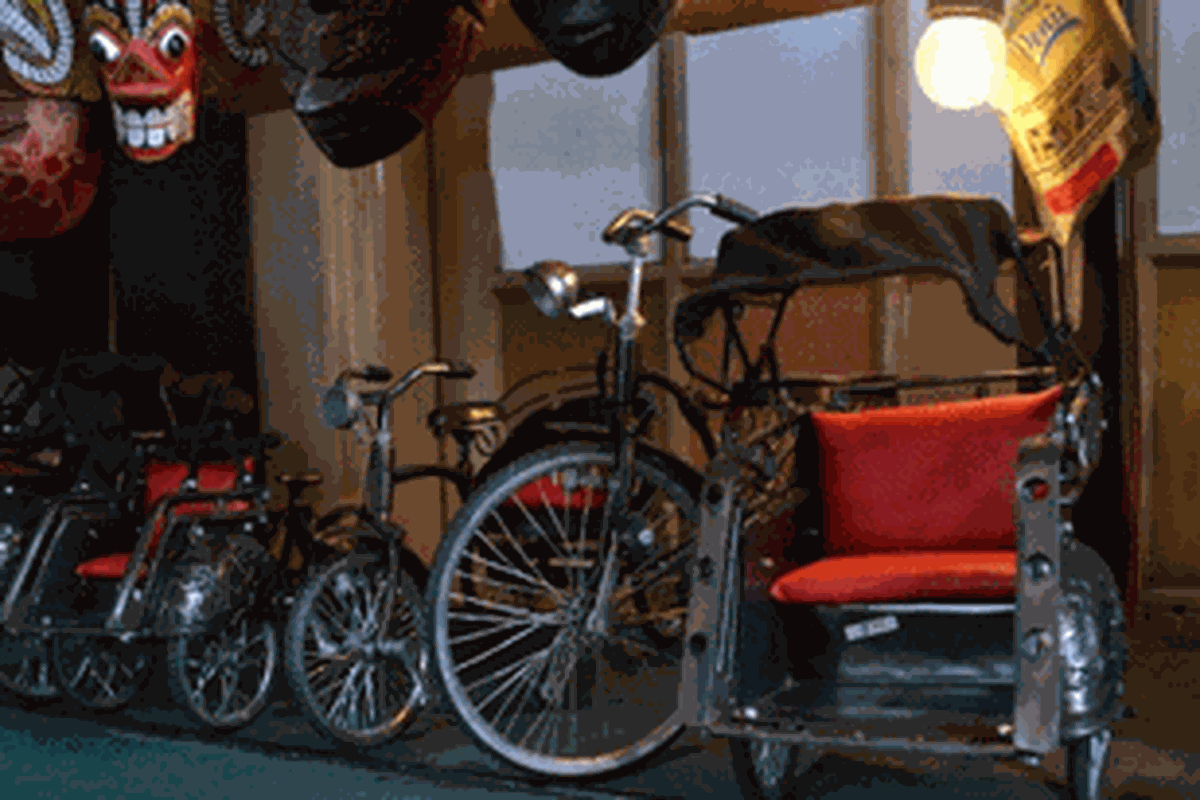 Toko oleh-oleh saat berkunjung ke Kota Tua, Jakarta Barat. Tersedia aneka kerajinan dari berbagai bahan, harganya pun variatif. 