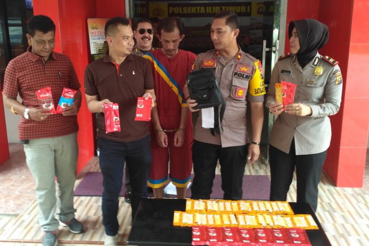 M Taufik pencuri 49 batang coklat untuk kekasihnya saat di Mapolsek Ilir Timur 1 Palembang