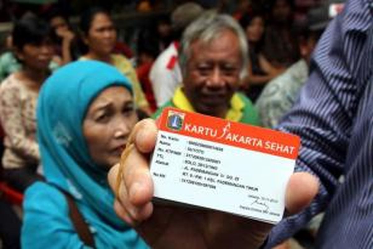 Warga Pademangan Timur Jakarta Utara menunjukkan Kartu Jakarta Sehat, yang diberikan Gubernur DKI Jakarta, Joko Widodo, Sabtu (10/11/2012). Kartu ini dibagikan secara bertahap kepada seluruh penduduk DKI untuk memudahkan akses masyarakat terhadap pelayanan kesehatan.