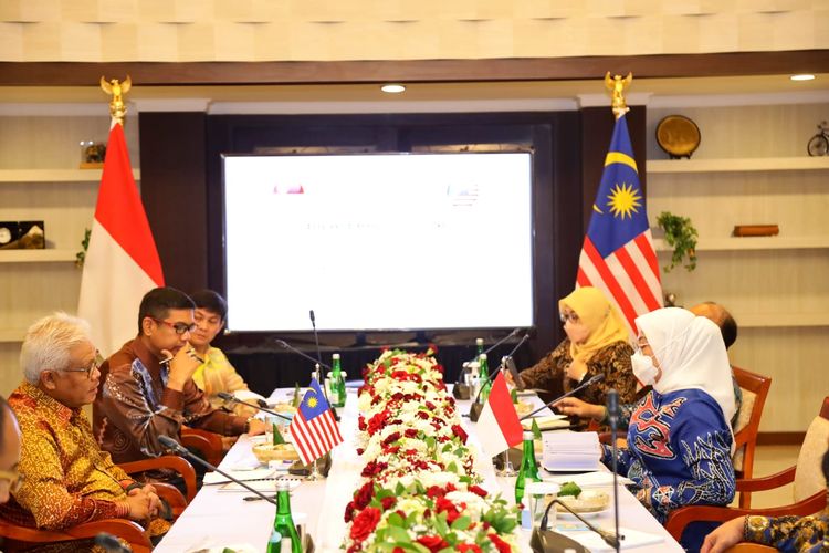 Menteri Ketenagakerjaan Ida Fauziyah tengah berbincang dengan Menteri Dalam Negeri Malaysia, Dato’ Seri Hamzah bin Zainuddin mengenai isu pelindungan pekerja migran Indonesia di Jakarta, Rabu (26/1/2022).