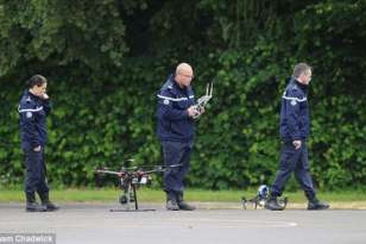 Polisi Prancis mengoperasikan drone untuk memantau latihan tim nasional Inggris, Rabu (15/6/2016).