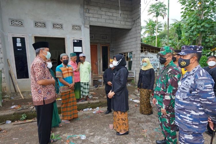 Forkopimda Banyuwangi meninjau tempat kejadian bentrok antar dua perguruan silat di Kecamatan Bangorejo, Kabupaten Banyuwangi, Jawa Timur, Kamis (10/3/2022).