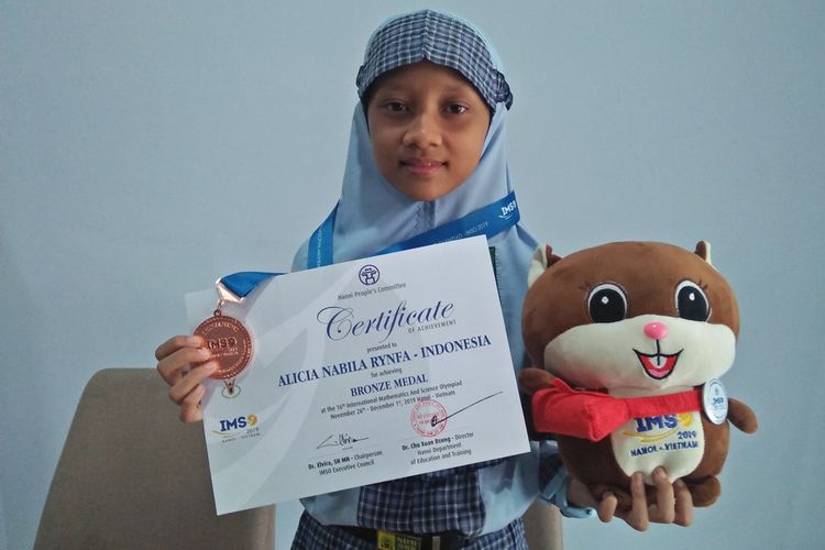 Alicia Nabila Rynfa bersama medali perunggu dan penghargaan yang diraih pada ajang IMSO 2019 yang digelar di Hanoi, Vietnam, pada 26 November - 1 Desember 2019.