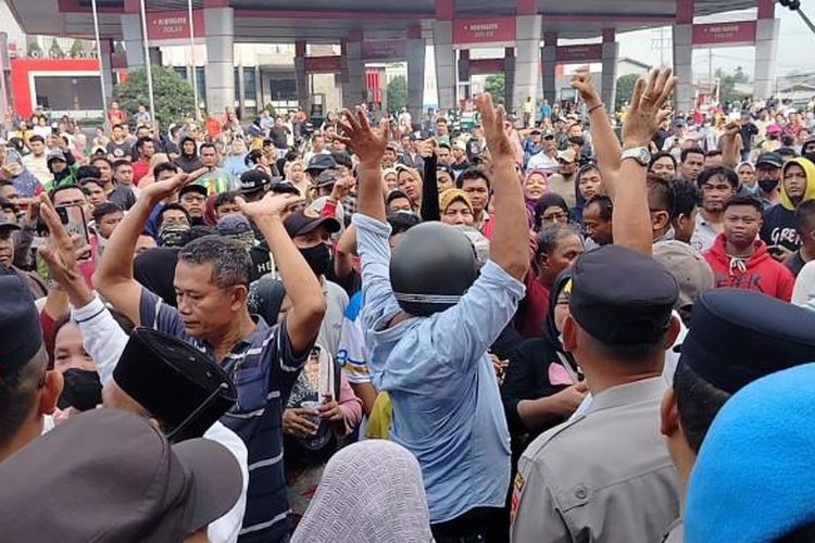 Personiel gabungan terdiri dari Polisi, TNI, Sat Pol PP, dan damkar lakukan pengamanan terhadap eksekusi rumah milik warga di Jalan Aluminium, Kelurahan Pulo Brayan Darat II, Kecamatan Medan Deli, Kota Medan. Kamis (17/7/2025) 
