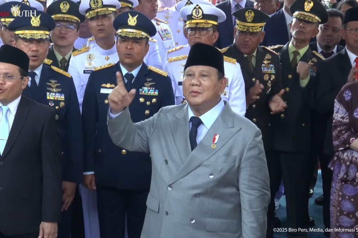 Momen Presiden Prabowo Subianto ikut menyanyikan lagu Indonesia Pusaka di Hari Kesaktian Pancasila di Lubang Buaya, Jakarta Timur, Rabu (1/10/2025). 