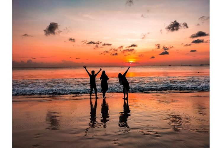 Ilustrasi berlibur di pantai. 