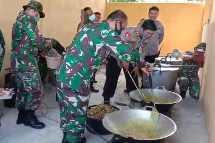 Kapolres Mimika AKBP I Gusti Gde Era Adhinata dan Dandim 1710/ Mimika Letkol Pio L. Nainggolan ketika ikut memasak di dapur lapangan, Rabu (22/4/2020).