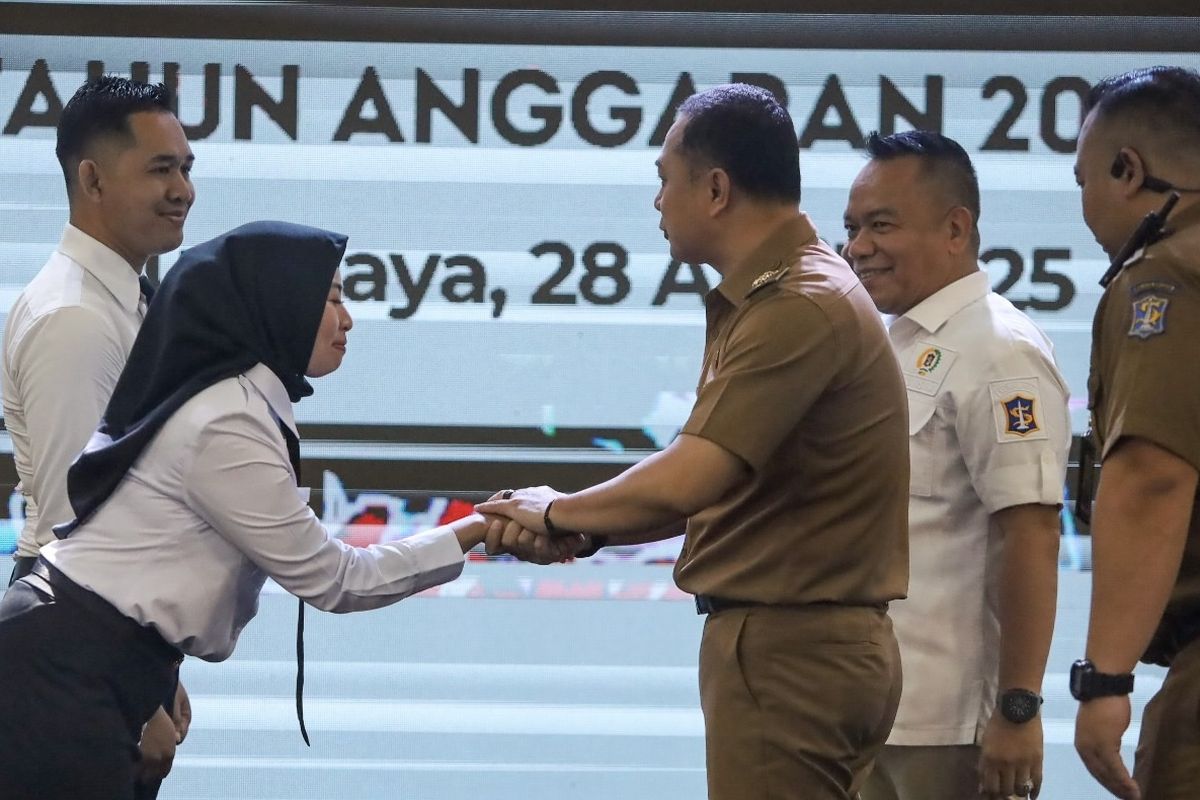 Wali Kota Surabaya, Eri Cahyadi saat lantik ASN PPPK, Senin (28/4/2025).